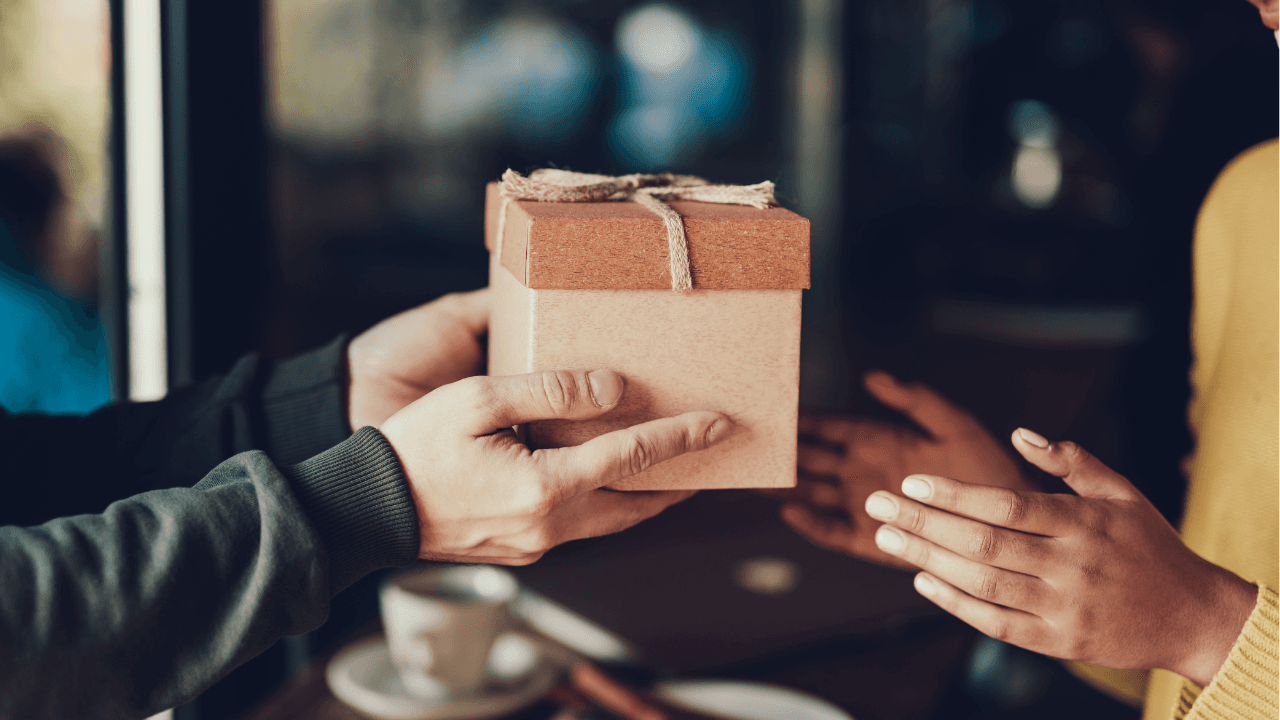 Что такое «пебблинг» и как он может укрепить ваши отношения