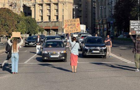 У Києві перекрили Хрещатик о 09:00 на час загальнонаціональної хвилини мовчання (ВІДЕО)