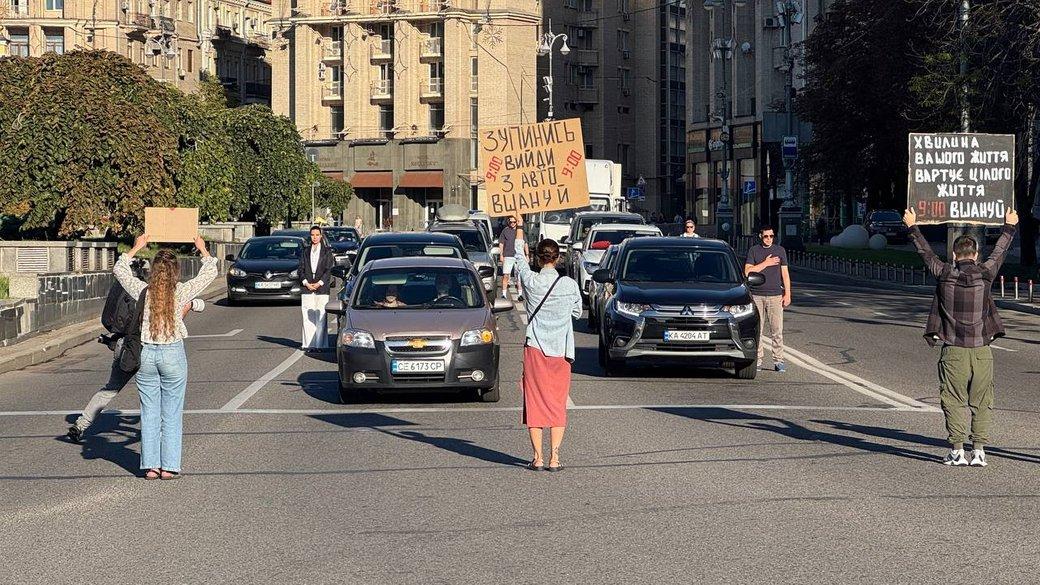 У Києві перекрили Хрещатик о 09:00 на час загальнонаціональної хвилини мовчання (ВІДЕО)