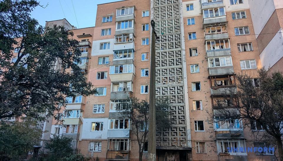 Київщина постраждала від нічного обстрілу: пошкоджені дитячий садок, житлові будинки та авто