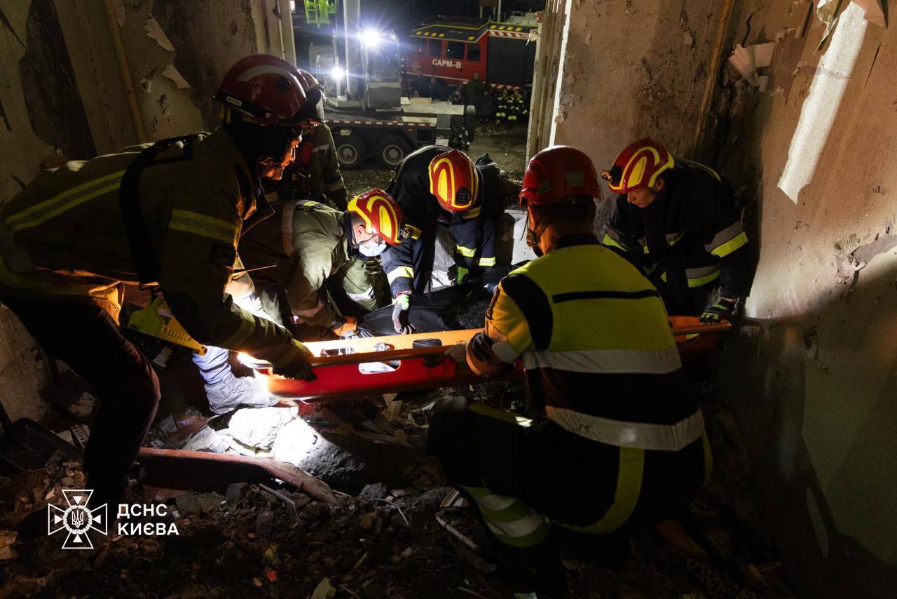 З-під завалів зруйнованої дев’ятиповерхівки у Святошинському районі Києва дістали тіло загиблого чоловіка — ДСНС