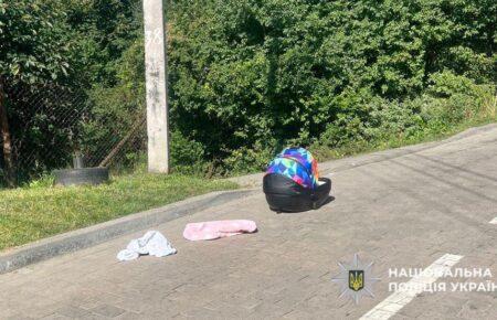 У Львові чоловік забув люльку з немовлям на даху автомобіля та розпочав рух: дитина отримала тілесні ушкодження