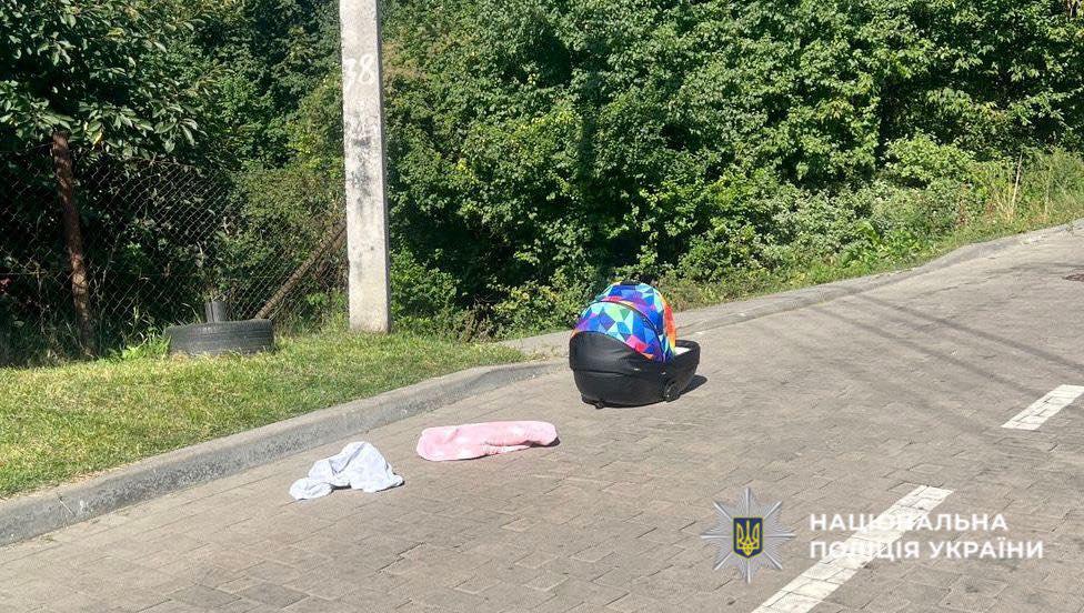 У Львові чоловік забув люльку з немовлям на даху автомобіля та розпочав рух: дитина отримала тілесні ушкодження