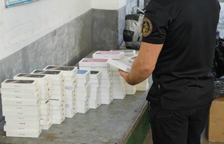 У ПП «Шегині-Медика» в двох бусах виявили 148 iPhone на понад 6 млн грн