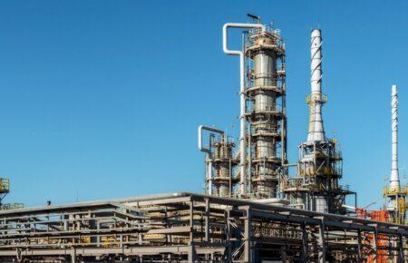 Україна знищила головну установку первинної переробки нафти на Ільському НПЗ у Росії