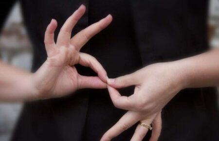 Жестова мова: чи важко вивчити та які системи існують