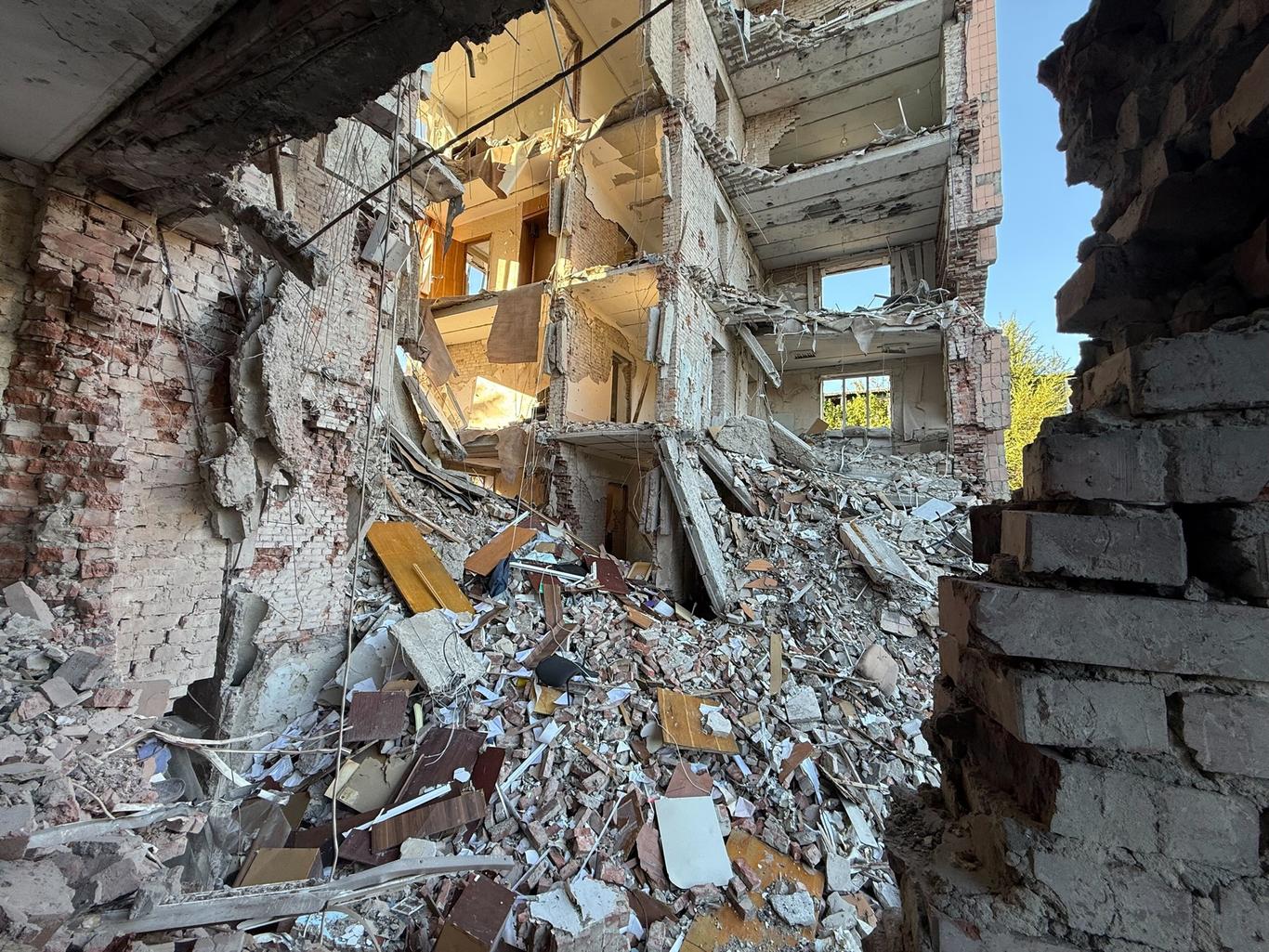 Багатотисячне місто вимерло, як після апокаліпсису, — журналістка про ситуацію в Добропіллі (ФОТО)