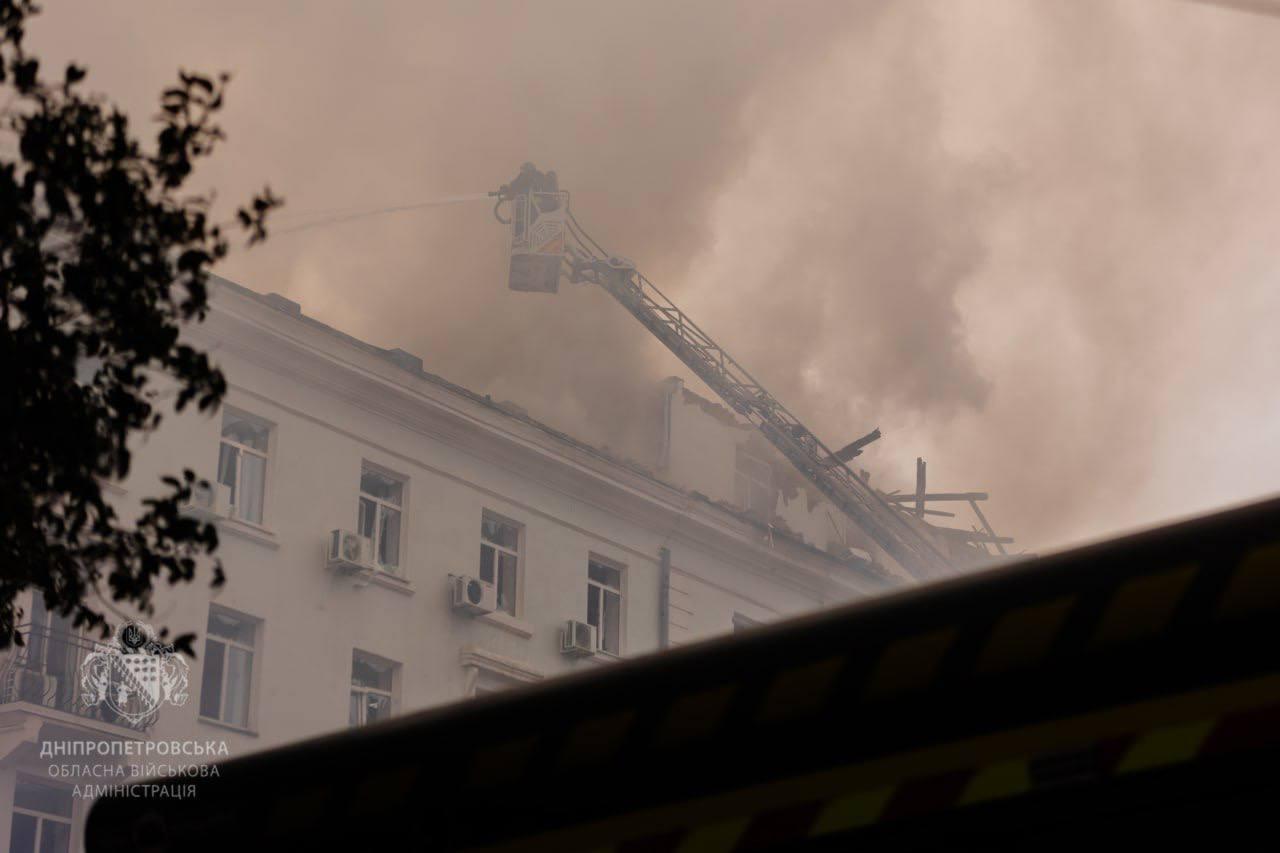 Щонайменше шість вибухів і один великий «приліт» — журналістка про удар по Дніпру (ВІДЕО)