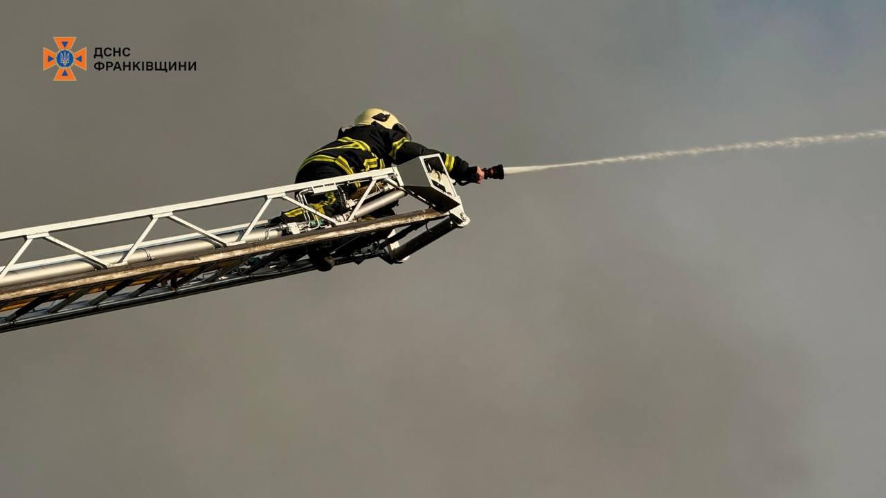 У Калуші внаслідок російської атаки пошкоджені житлові будинки, призупинений освітній процес, є погіршення повітря