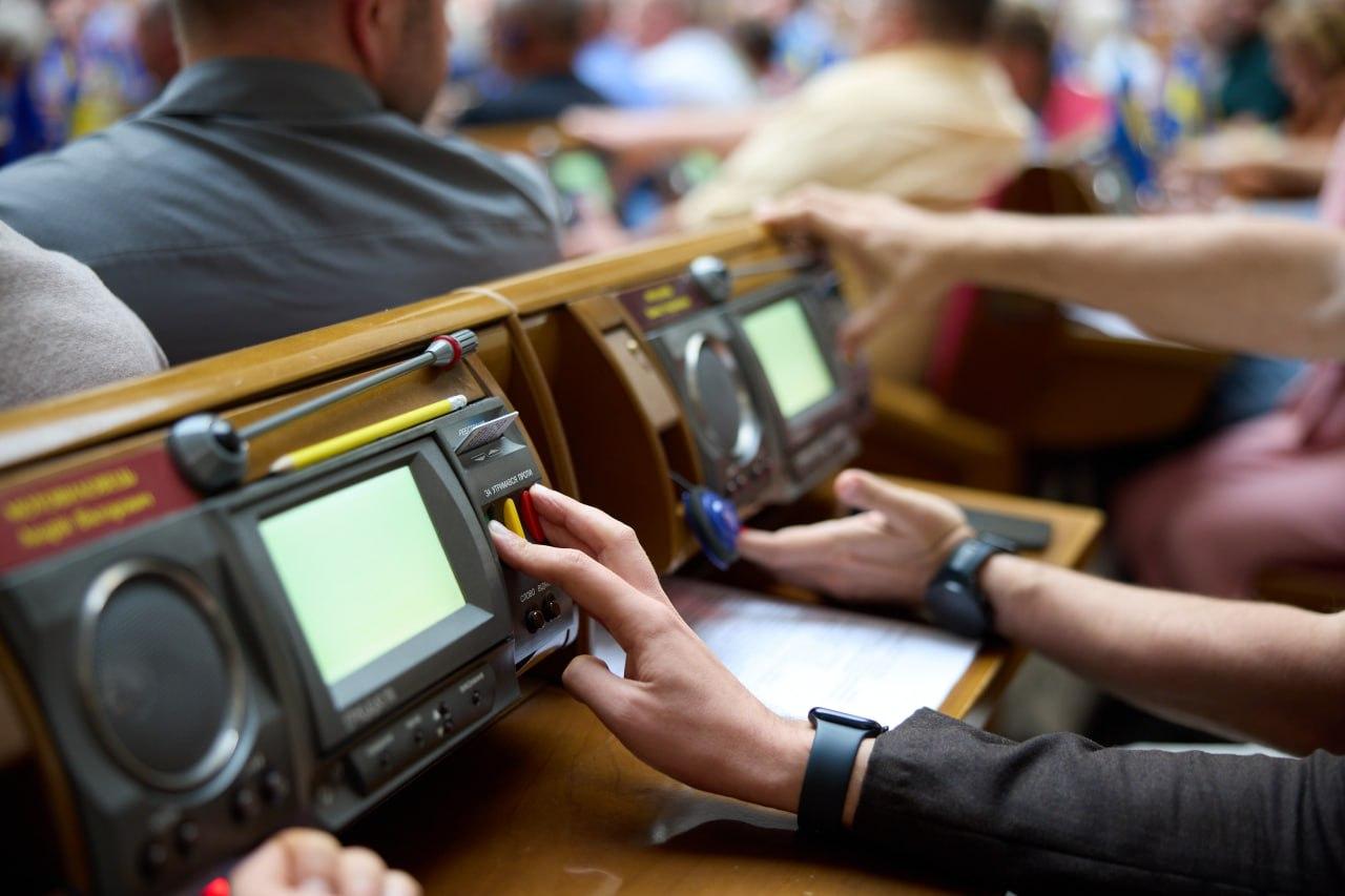 Нардепи внесли рекордну кількість поправок у проєкт  держбюджету-2026: вони виглядають, як чотири книги (ВІДЕО)