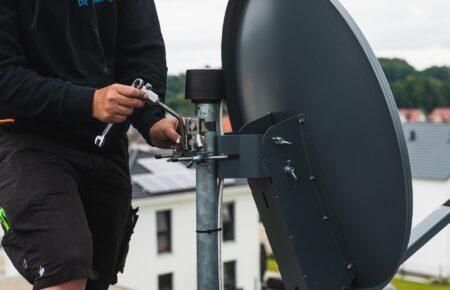 Окупанти вимагають від жителів Луганщини демонтувати супутникові антени для прийому українських телеканалів