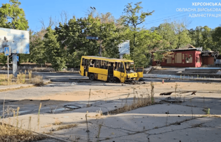 У Херсоні під артобстріл потрапила маршрутка, постраждала жінка