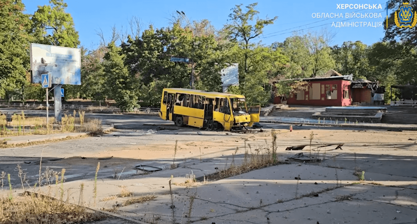 У Херсоні під артобстріл потрапила маршрутка, постраждала жінка