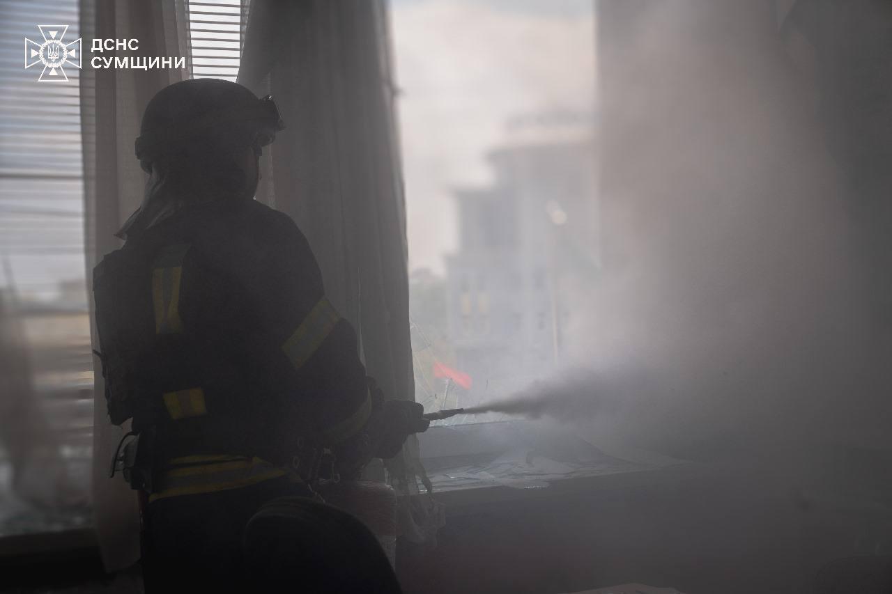 Росіяни знову атакували площу Незалежності в Сумах, де розташована будівля Сумської ОВА (ФОТО)
