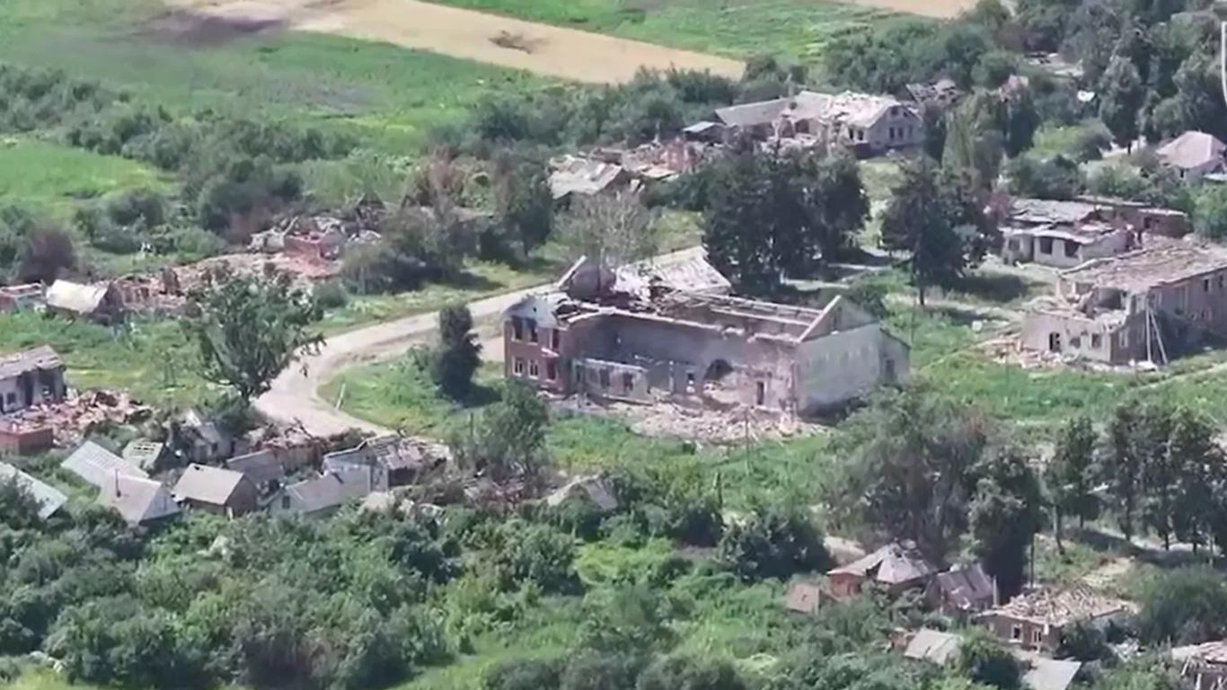 Околиці звільненої Кіндратівки на Сумщині завалені тілами російських окупантів: село звільнили ще у липні