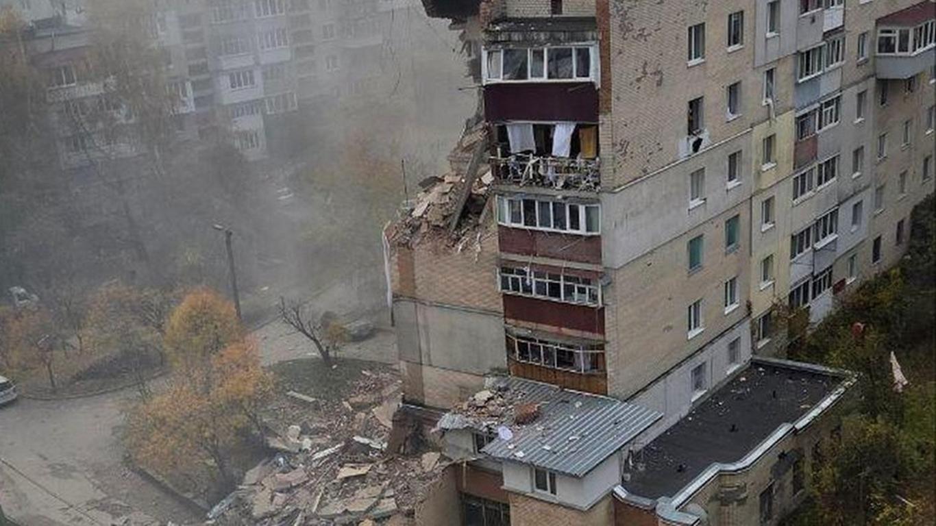 Вибух газу у Хмельницькому зруйнував частину багатоповерхівки (ФОТО)