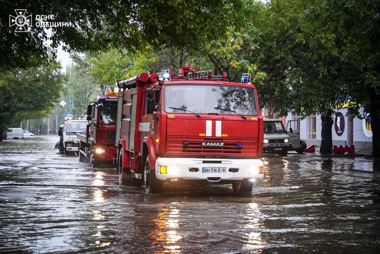 В Одесі завершили пошукові роботи після негоди: 10 загиблих, понад 380 врятованих