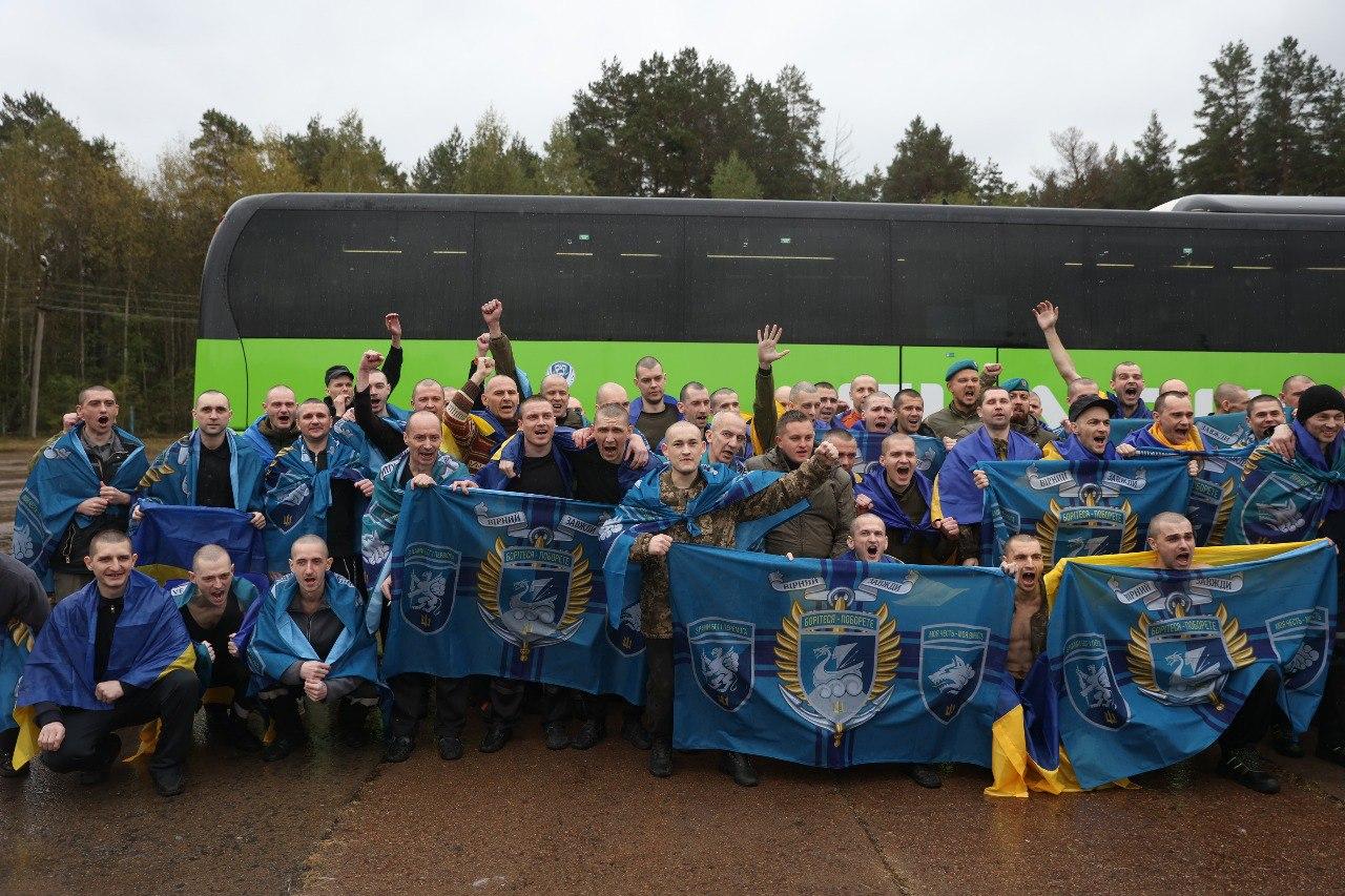 Україна та Росія провели обмін полоненими: додому повернули військових і цивільних (ФОТО, ВІДЕО)