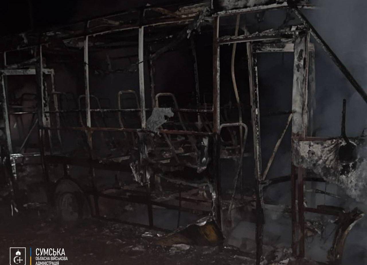 Російський дрон поцілив у мікроавтобус на Сумщині: є поранені