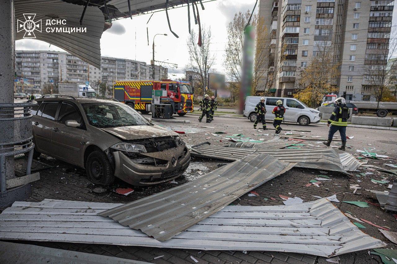 У Сумах російські війська вдарили дроном по АЗС: постраждали 4 людини