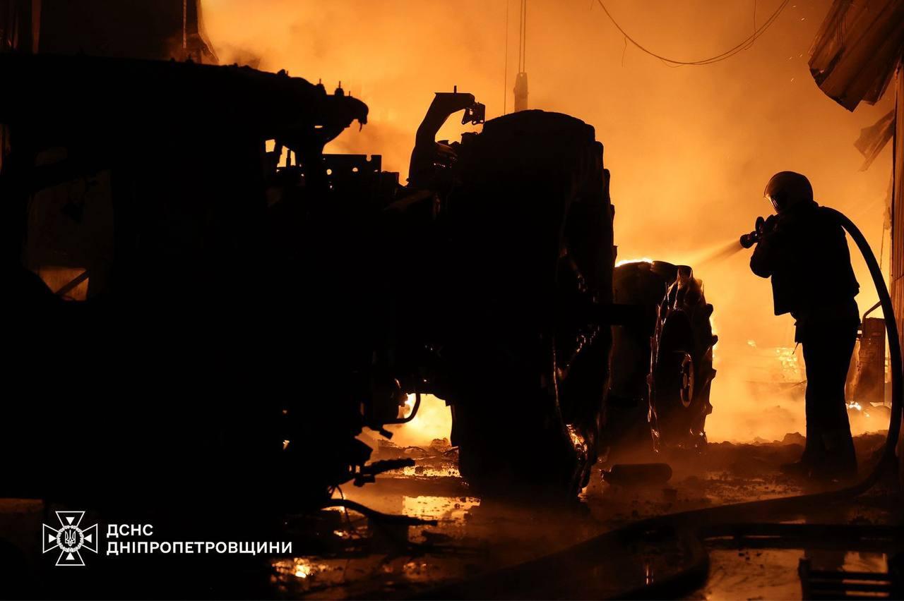 Окупанти атакували Дніпропетровщину: виникли пожежі, є пошкодження