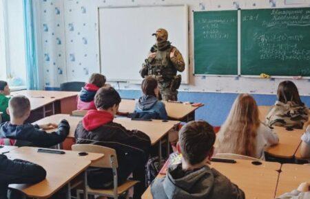 У Криму окупанти перевіряють телефони школярів