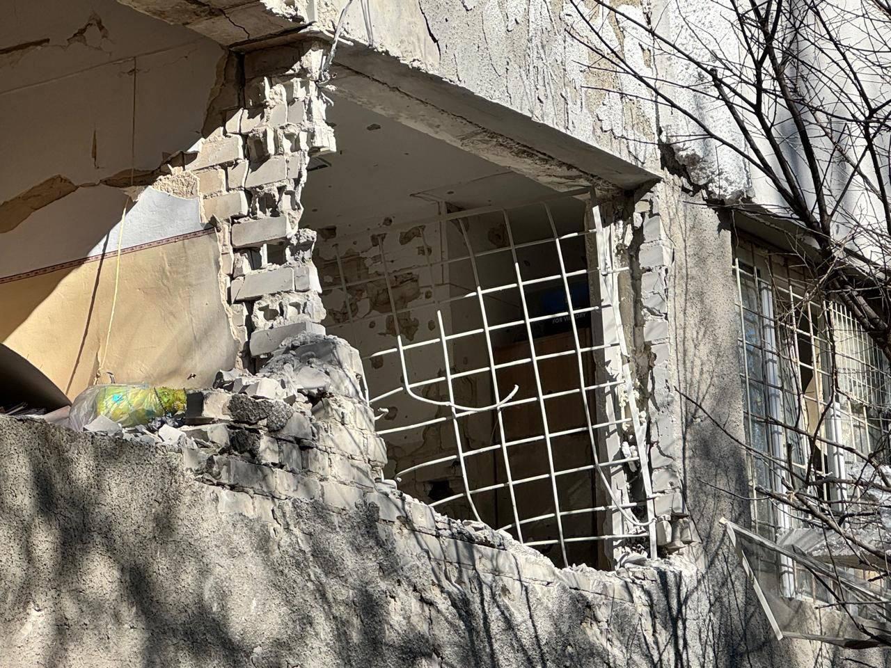 Удар по дитячій лікарні в Херсоні: в момент обстрілу там перебували близько 100 людей