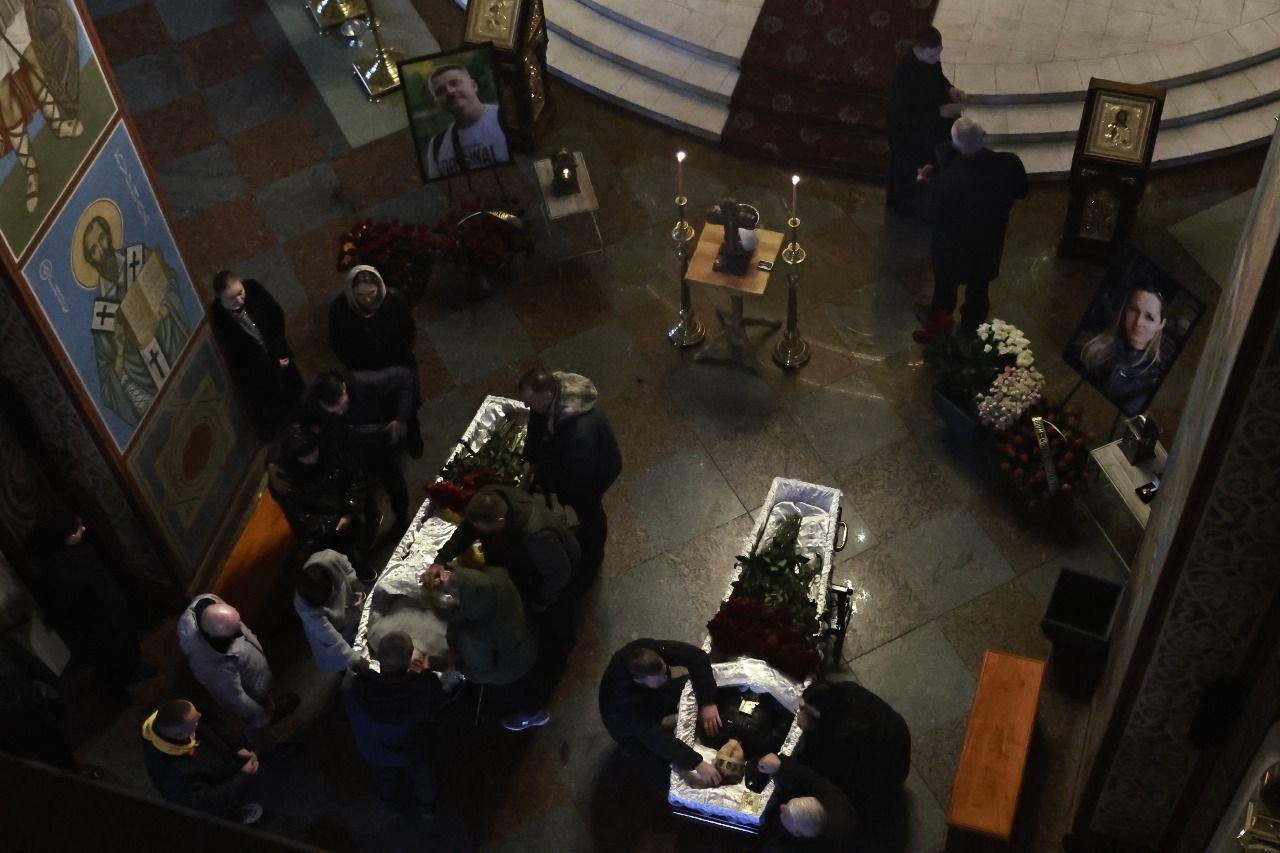 В Києві попрощалися з журналісткою й оператором, яких у Краматорську вбив російський дрон (ФОТО)