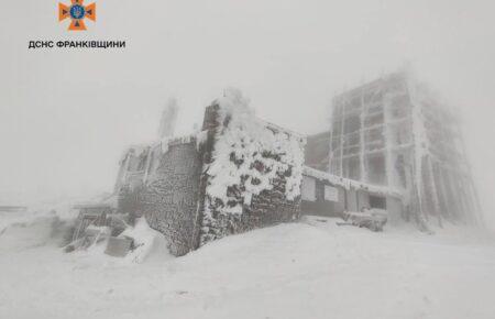 У Карпатах сніжить, температура до -5 градусів (ВІДЕО)