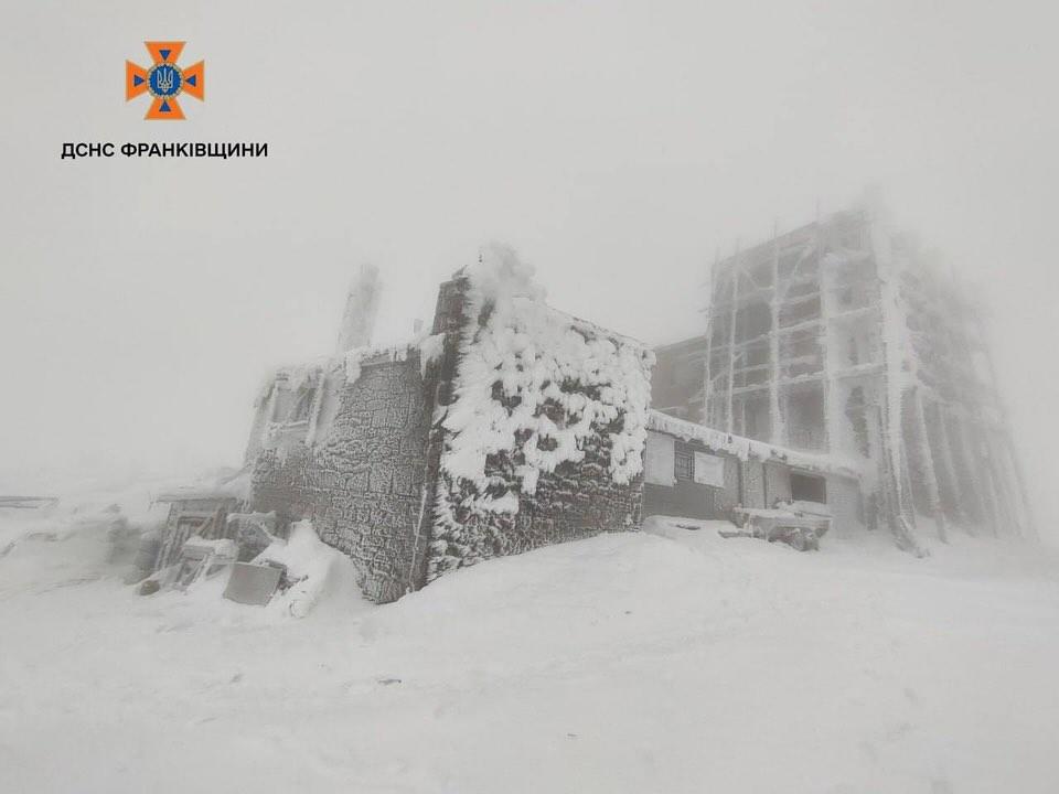У Карпатах сніжить, температура до -5 градусів (ВІДЕО)