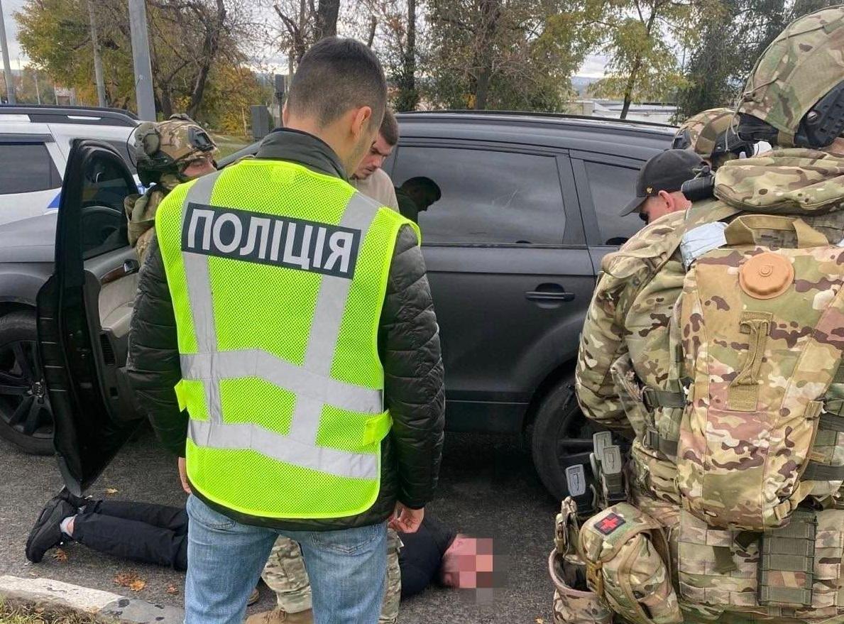 В центрі Харкова троє нападників викрали чоловіка й відібрали у нього майже 100 тисяч доларів
