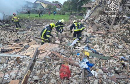 Рятувальники працюють на шістьох об’єктах у Львові та області після російських обстрілів