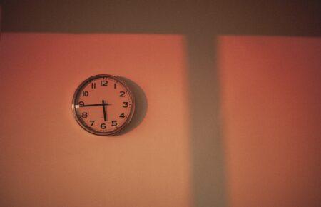 Коли переводити годинник на зимовий час цього року
