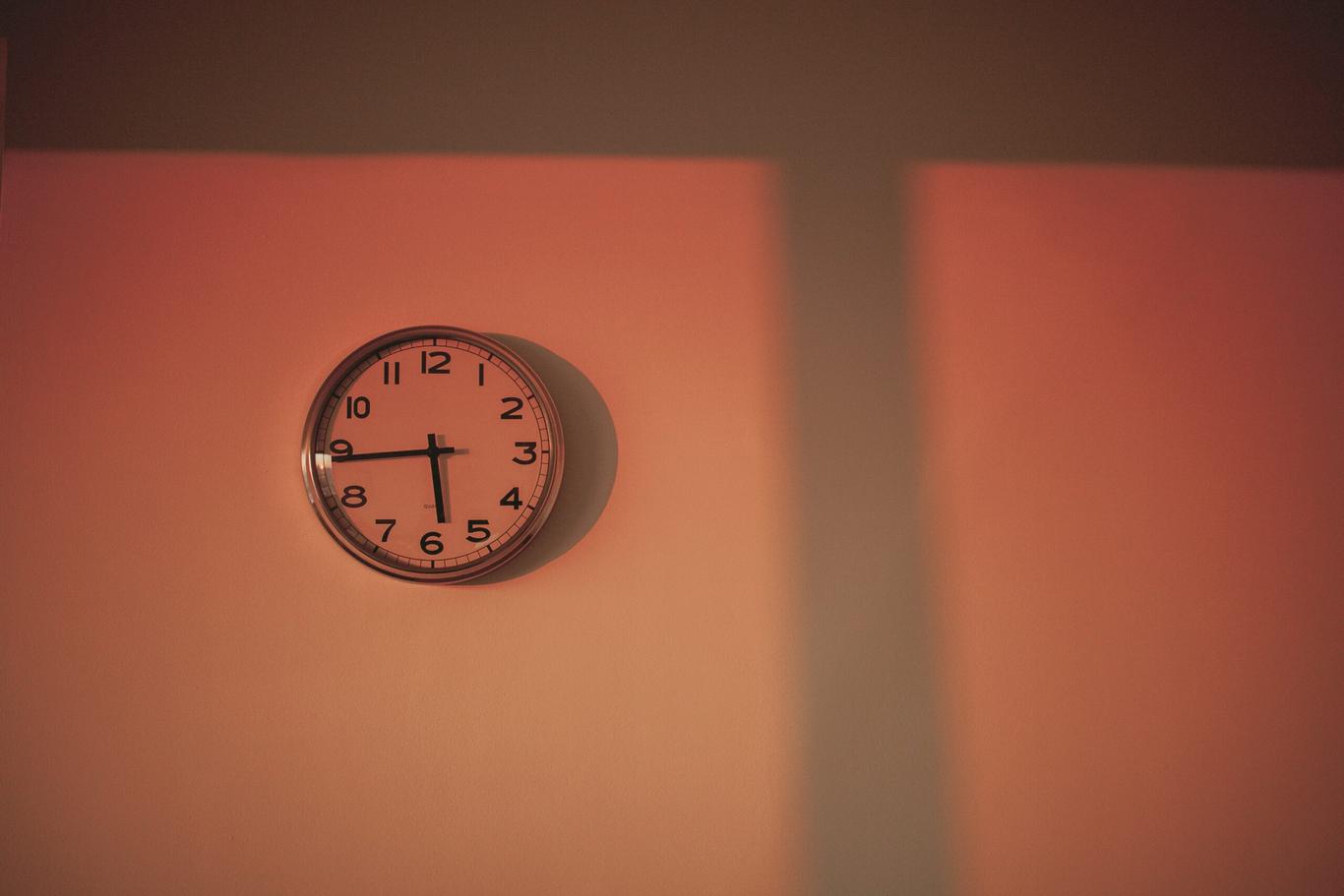 Коли переводити годинник на зимовий час цього року