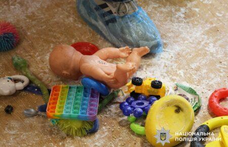 Поліція розслідує смерть двох маленьких дітей у Миколаєві — їхньої матері не було вдома пів доби
