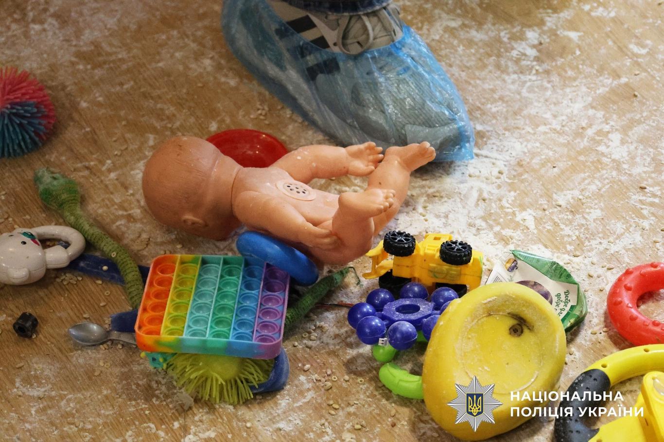 Поліція розслідує смерть двох маленьких дітей у Миколаєві — їхньої матері не було вдома пів доби