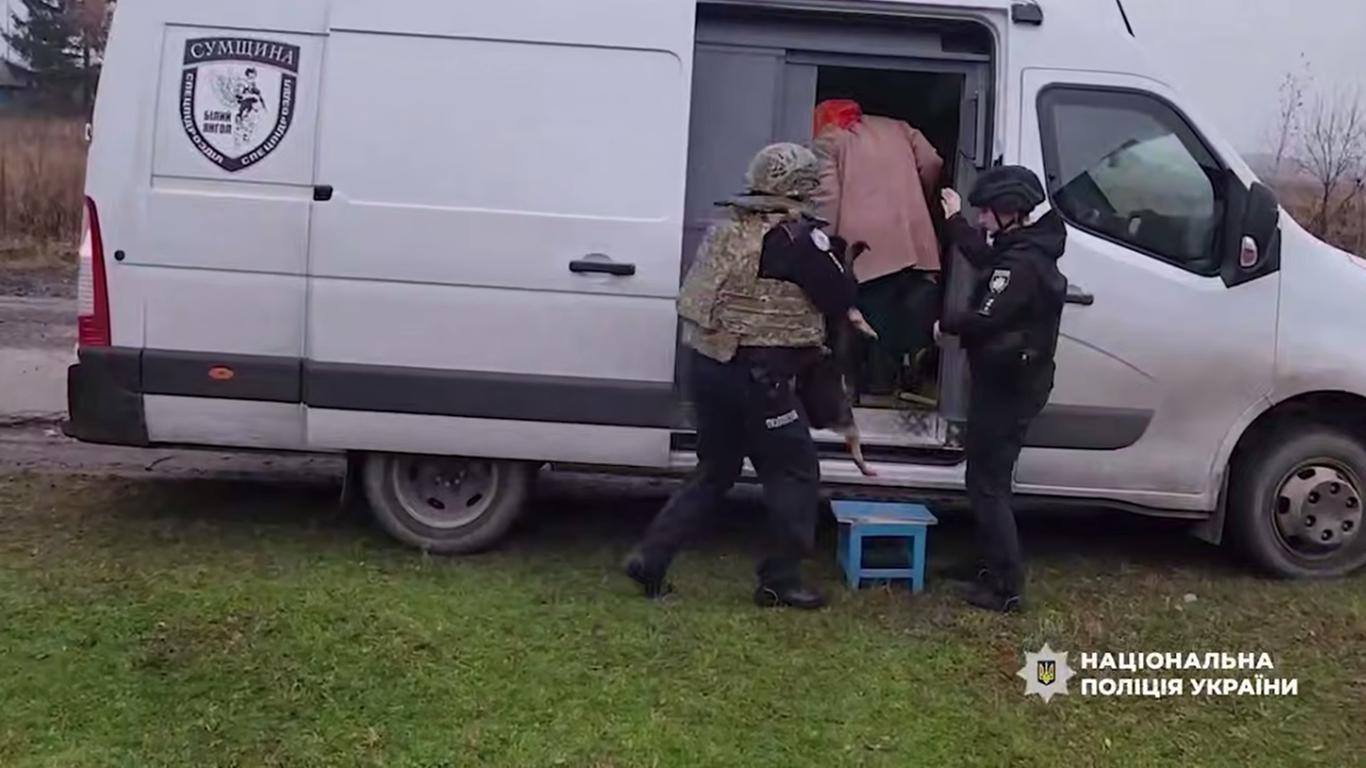 Виїжджала з песиком, якого підібрала на вулиці: поліція евакуювала з прикордоння Сумщини 73-річну жінку (ВІДЕО)