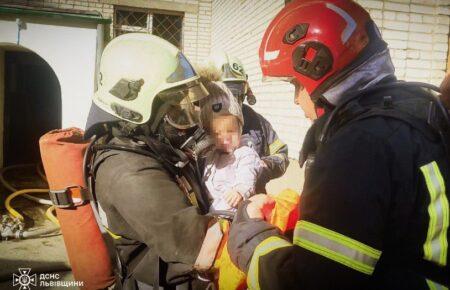 11 врятованих, 5 з яких діти: рятувальники ліквідували пожежу у Львові (ФОТО)