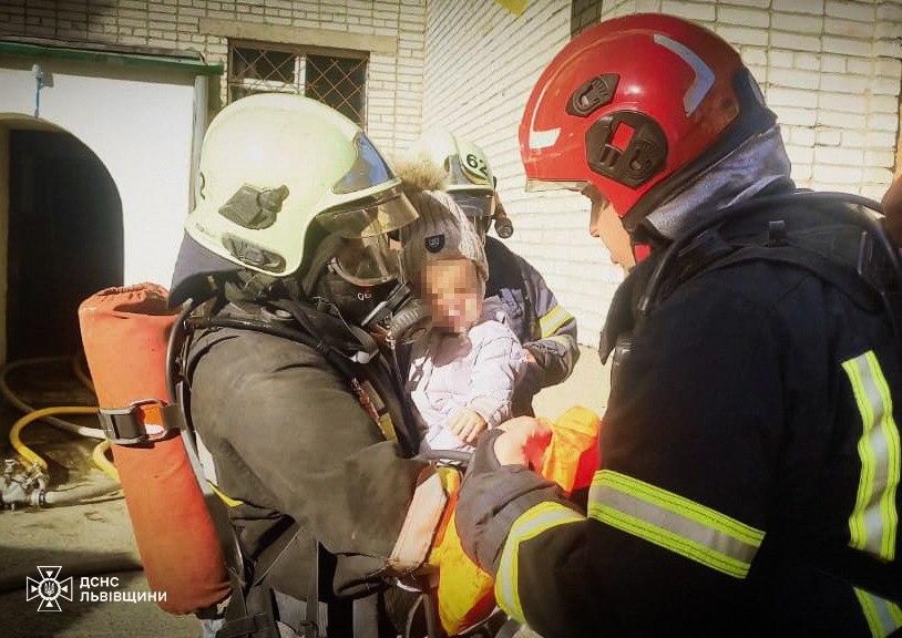 11 врятованих, 5 з яких діти: рятувальники ліквідували пожежу у Львові (ФОТО)