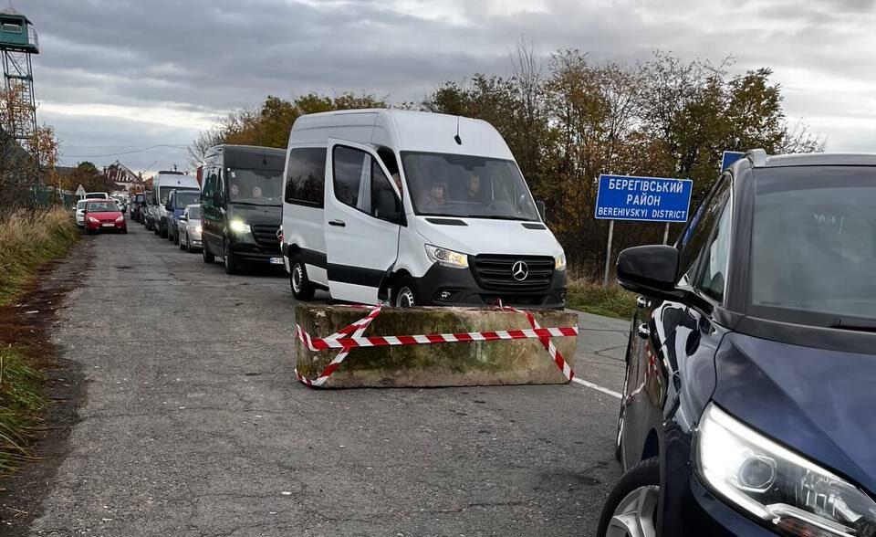 У пунктах пропуску на Закарпатті після прориву кордону мобілізованим адвокатом встановили бетонні блоки