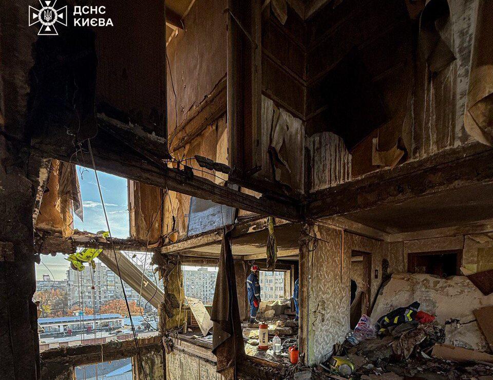 «Правило двох стін не врятувало»: у ДСНС показали зруйновану 9-поверхівку після удару росіян у ніч на 14 листопада