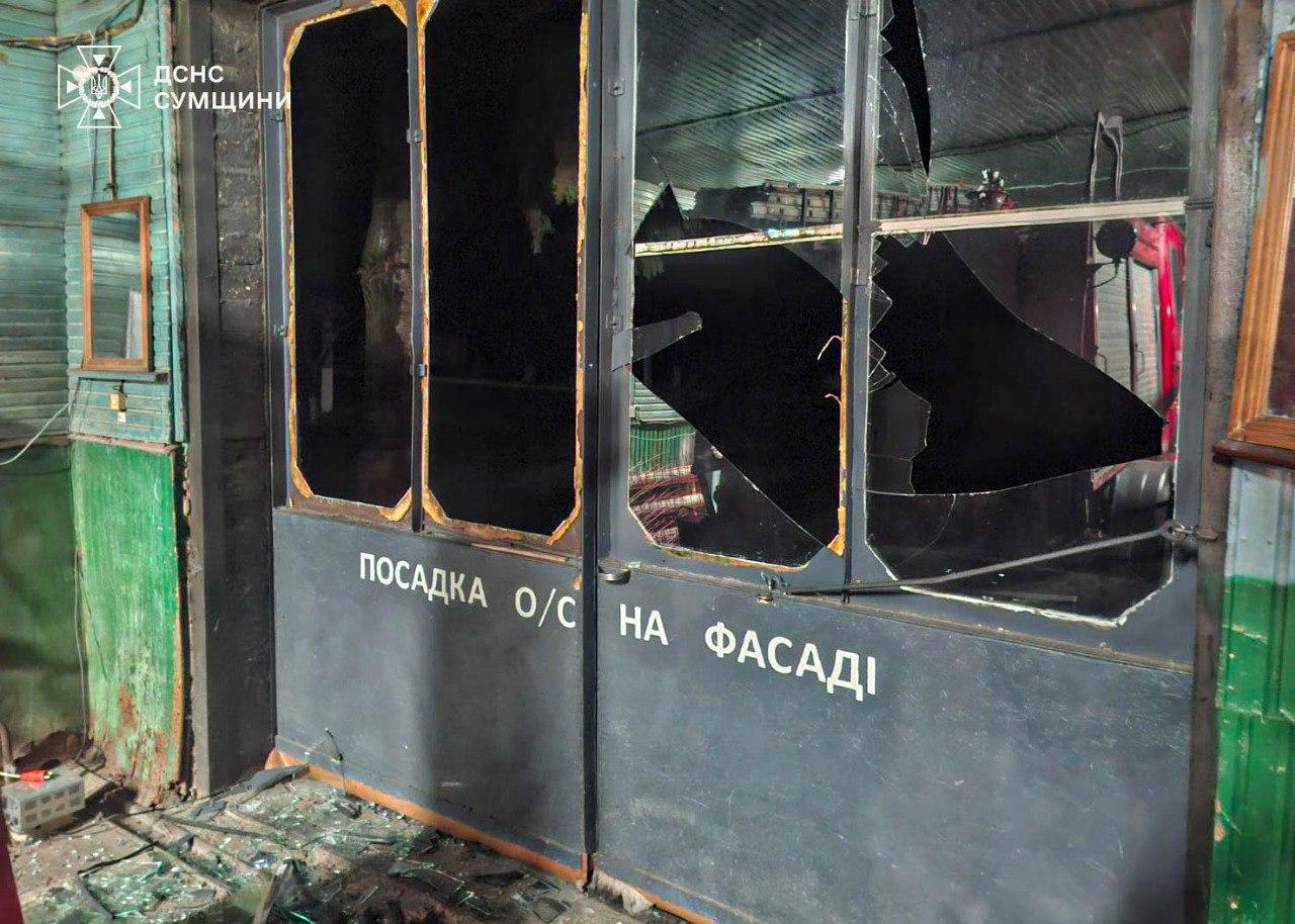 Уночі росіяни атакували Сумщину: постраждав рятувальник, пошкоджений підрозділ ДСНС та житловий сектор