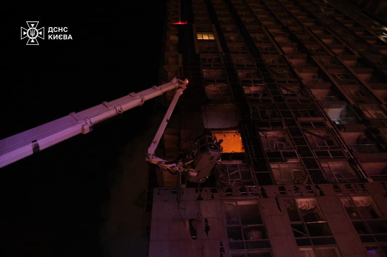 Зеленський про нічну атаку: 22 ракети різних типів та понад 460 дронів