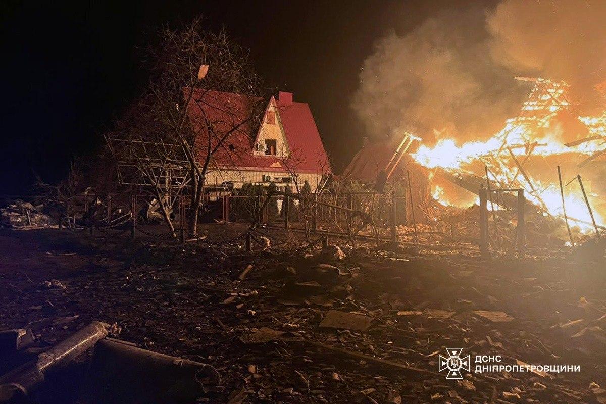 Уночі під російськими атаками була Дніпропетровщина: є постраждалі