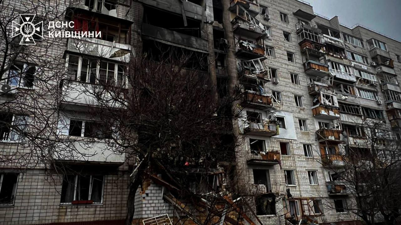Удар по багатоповерхівці у Вишгороді: пожежу ліквідували, тривають відновлювальні роботи