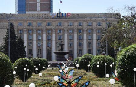 «Жовта стрічка»: По коледжах ТОТ Донеччини ходять російські воєнкори, пропонують підписати контракт з армією РФ