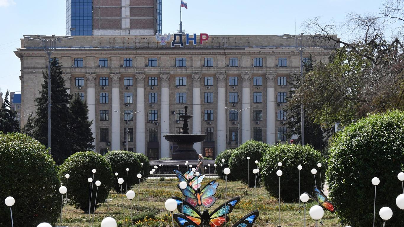 «Жовта стрічка»: По коледжах ТОТ Донеччини ходять російські воєнкори, пропонують підписати контракт з армією РФ