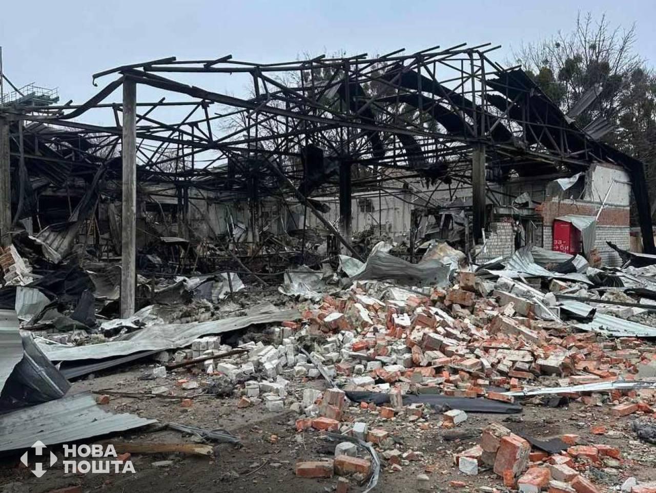 Росіяни знищили відділення «Нової пошти» в Чугуєві з посилками на 10 мільйонів гривень