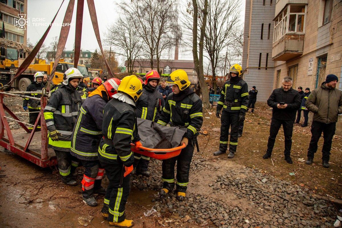 Тіла ще трьох загиблих дістали з-під завалів у Тернополі: серед них двоє дітей (ФОТО, ВІДЕО)