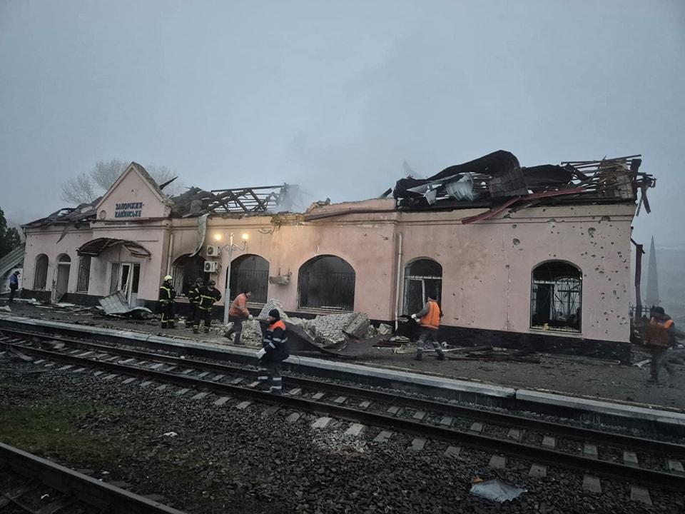 Окупанти атакували залізничну інфраструктуру, затримується низка рейсів